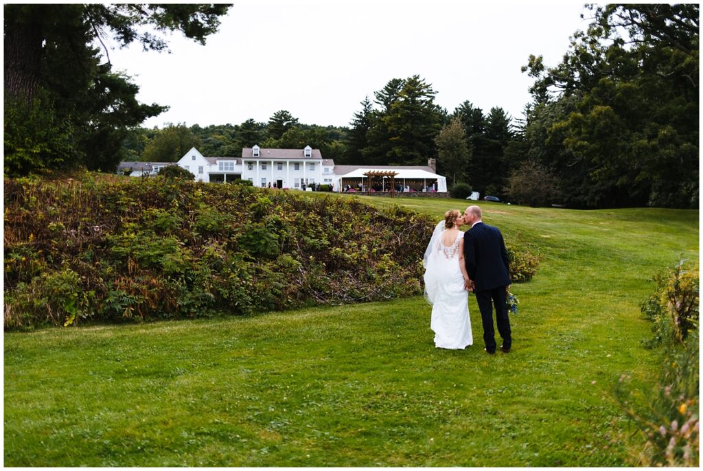 Bride and groom kiss at the fontainebleau Inn.